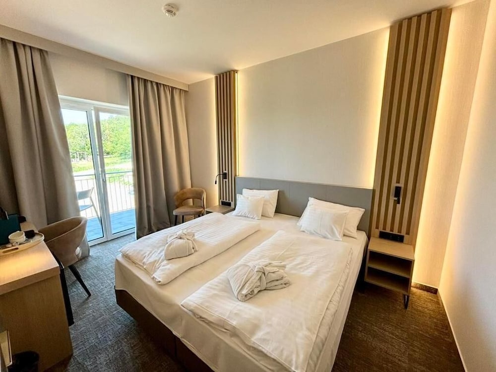 Deluxe Room, Lake View photo 2