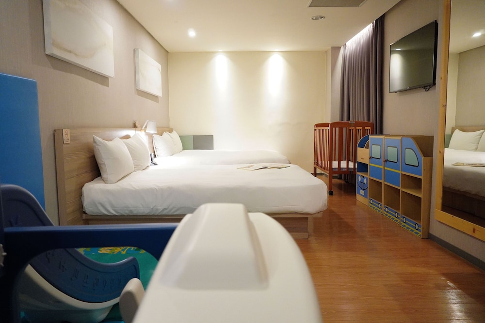 Family Quadruple Room photo 2