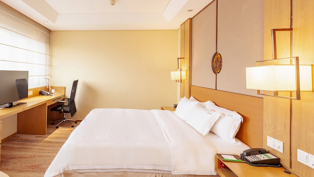 Premium Room, 1 King Bed, Non Smoking (Lounge Access) - Photo 2