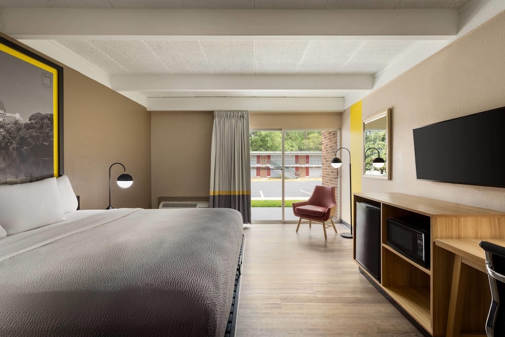 Room, 1 King Bed, Non Smoking - Photo 2