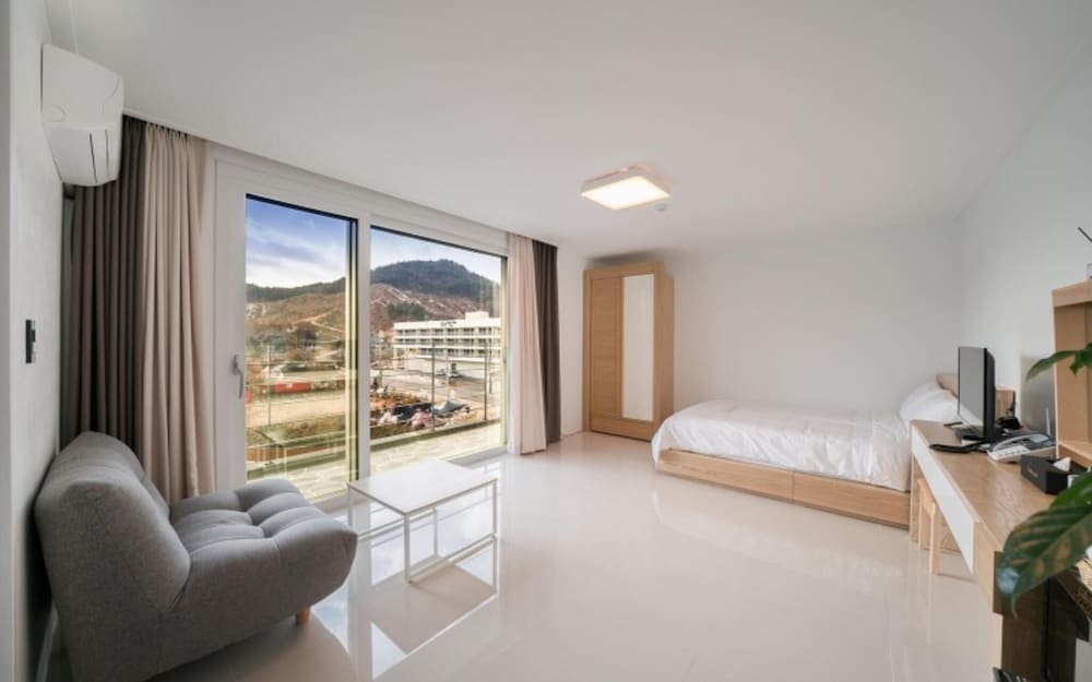 Room (Room 301 (studio type/queen bed)) - Photo 3