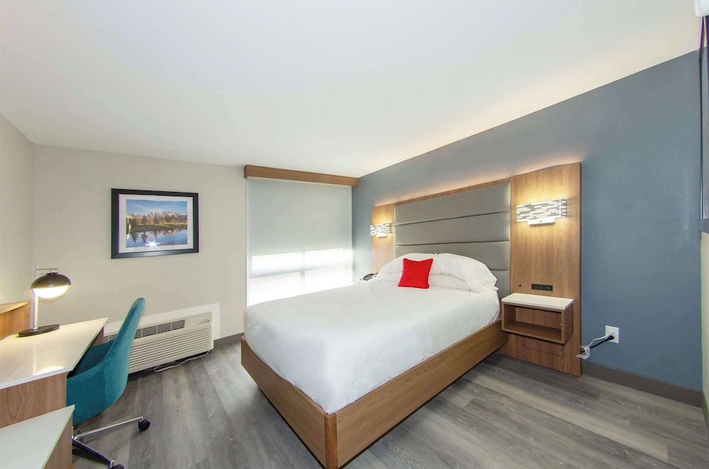 Deluxe Room, 1 Queen Bed (Pet Friendly) - Photo 2