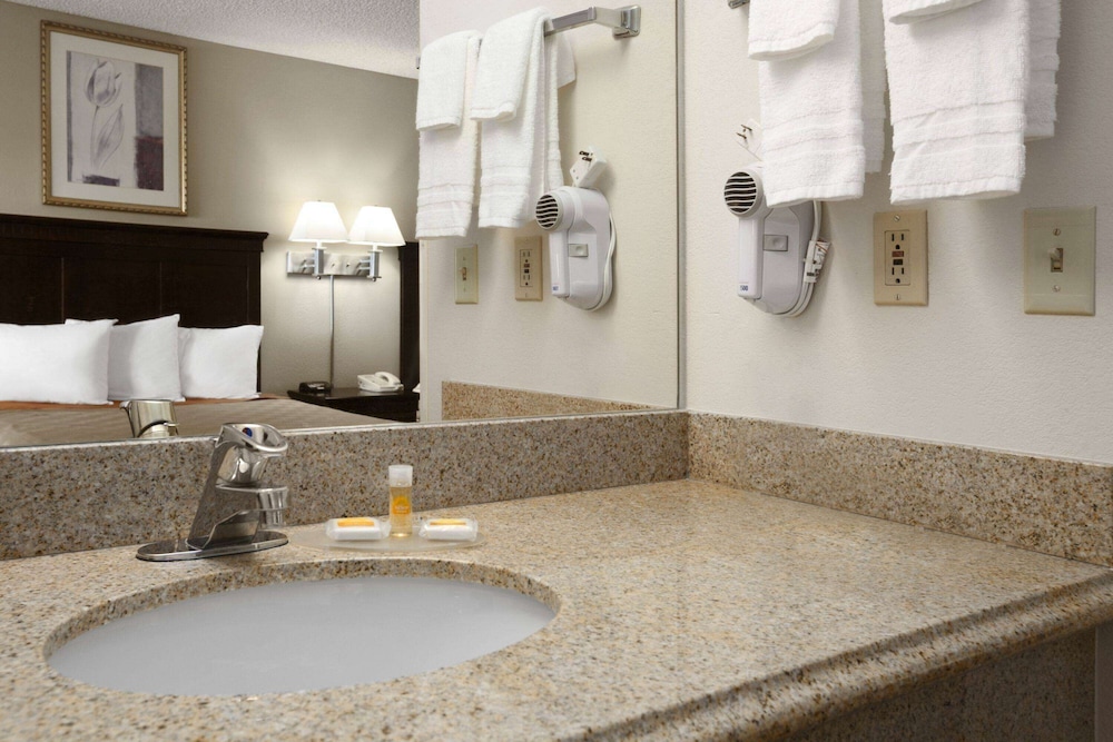 Suite, 1 King Bed - Photo 2