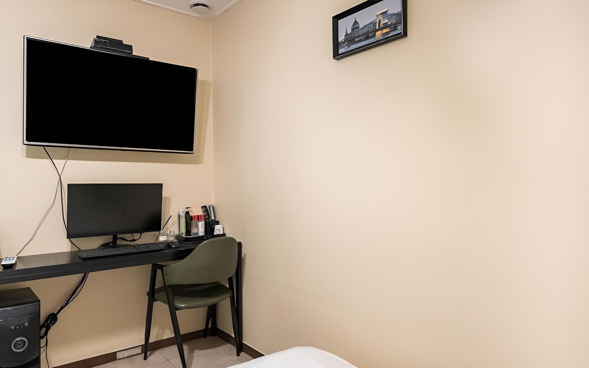 Room (Standard B (Netflix available)) - Photo 1