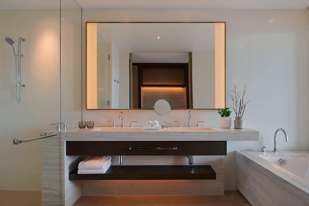 Club Suite, 1 King Bed, City View thumbnail 6