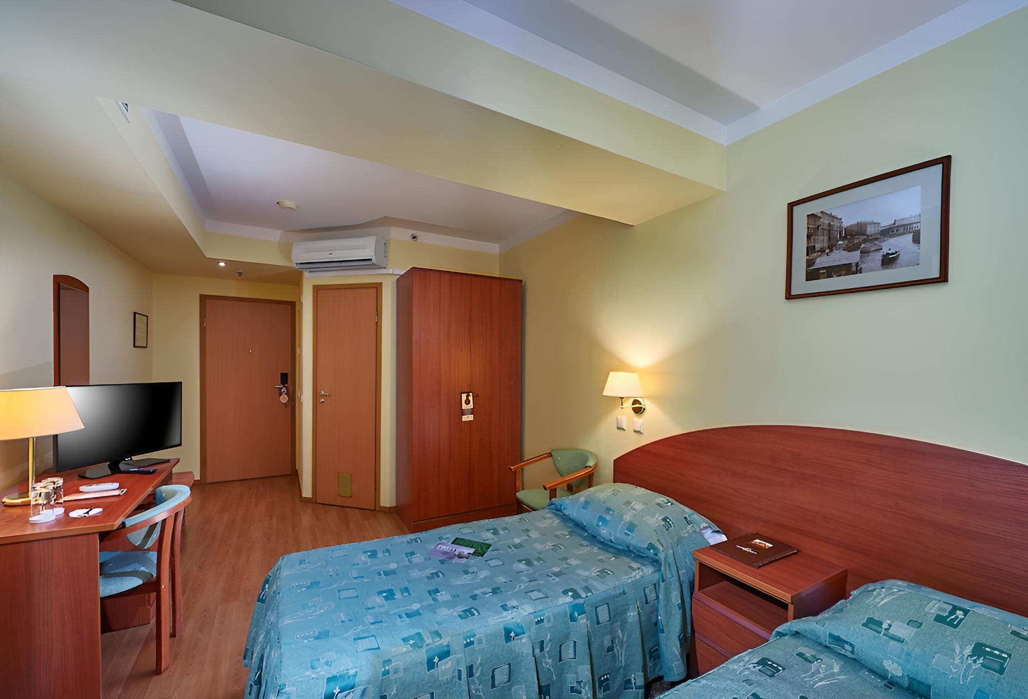 Comfort Room (For fire safety reasons, the window in the room does not open) photo 3