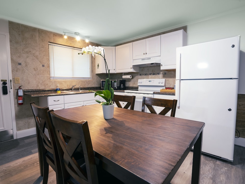 Studio, Kitchen ( 2 full beds- NO PETS) photo 2