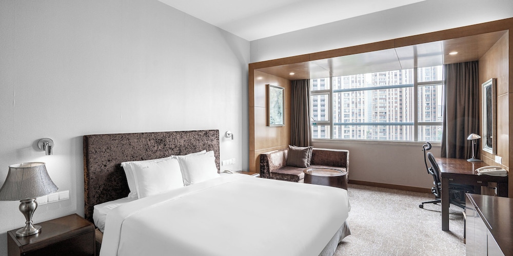 Standard Room, 1 King Bed, Club Lounge Access - Photo 6