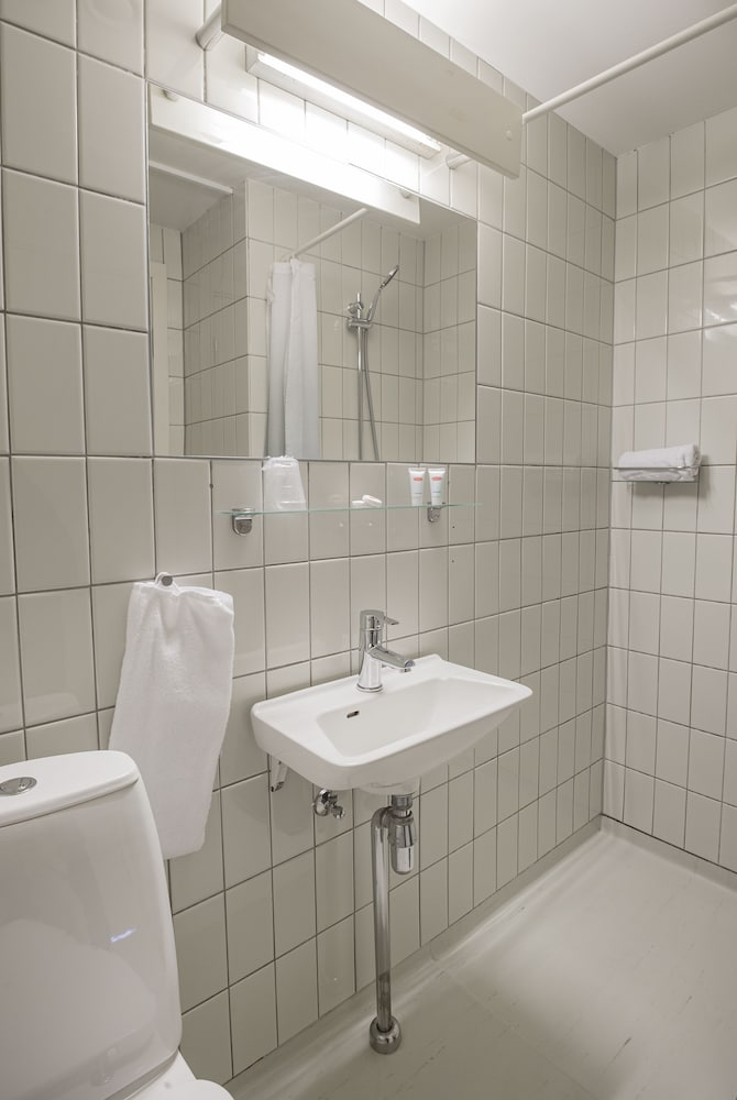 Economy Double Room (Bed 140cm) photo 3