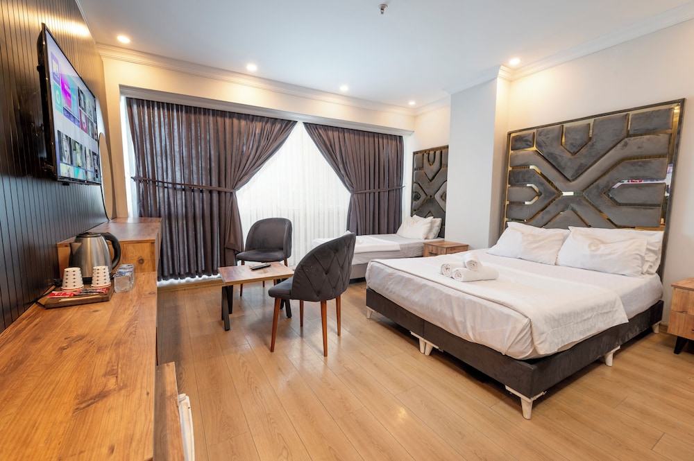 Classic Triple Room, City View photo 2