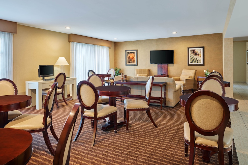 Club Suite, 1 Bedroom, Balcony (Mobility/Hearing Access, Roll-In Shwr) - Photo 6