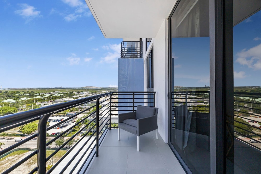 Comfort Condo, 1 Bedroom, Balcony, City View photo 3
