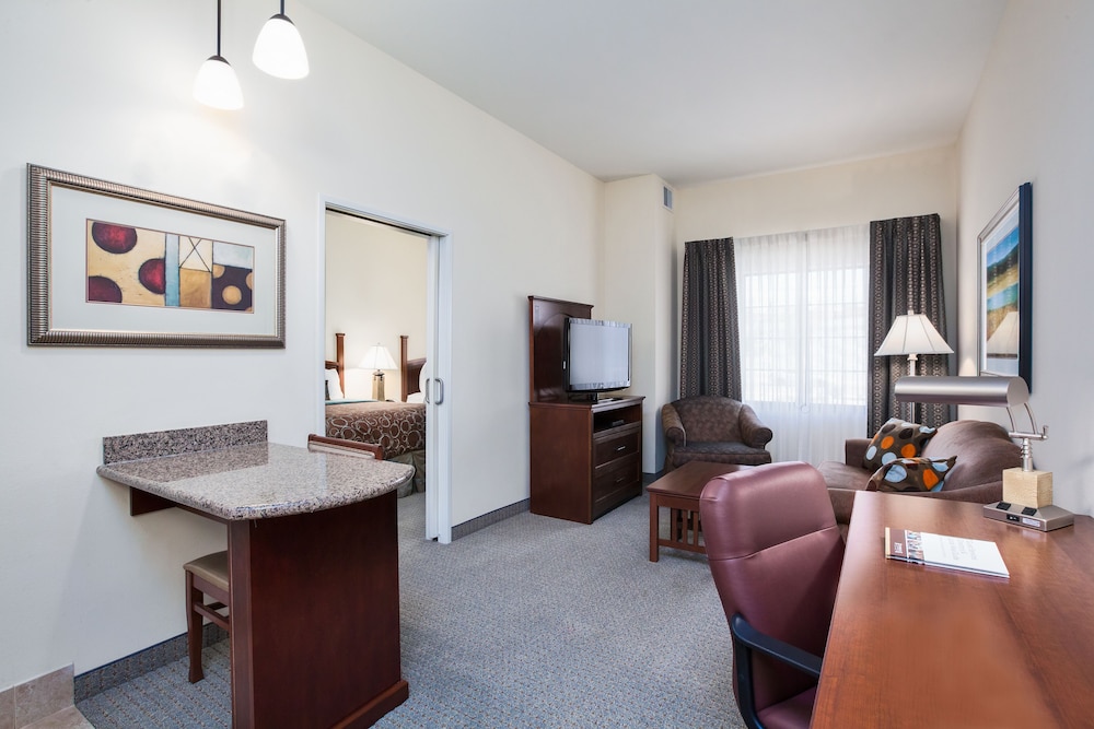 Suite, 1 Bedroom, Accessible (2 Qn, Comm, Roll Shwr) - Photo 2