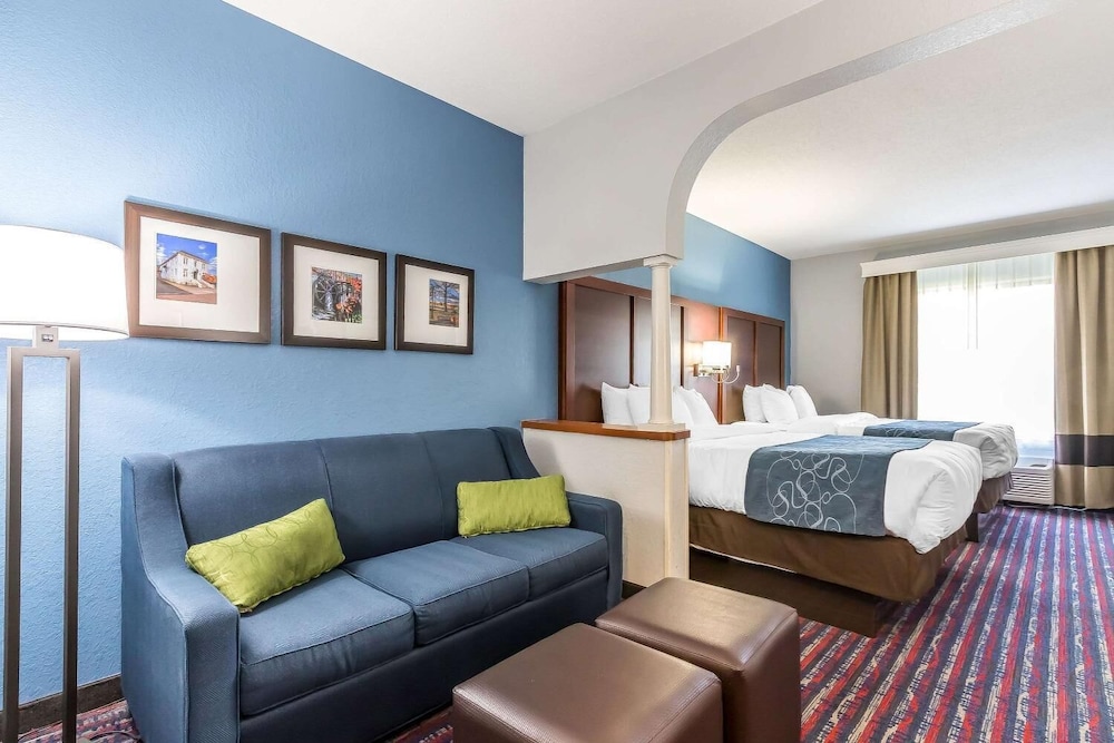 Suite, Multiple Beds, Non Smoking (2 Queen, 2 Person Sofa Bed) - Photo 7