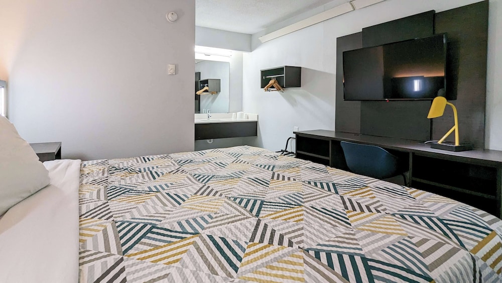 Deluxe Room, 1 Queen Bed, Smoking, Refrigerator & Microwave photo 1