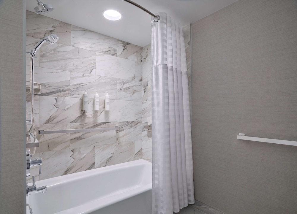 Suite, 2 Double Beds, Accessible, Bathtub (Mobility & Hearing) - Photo 9
