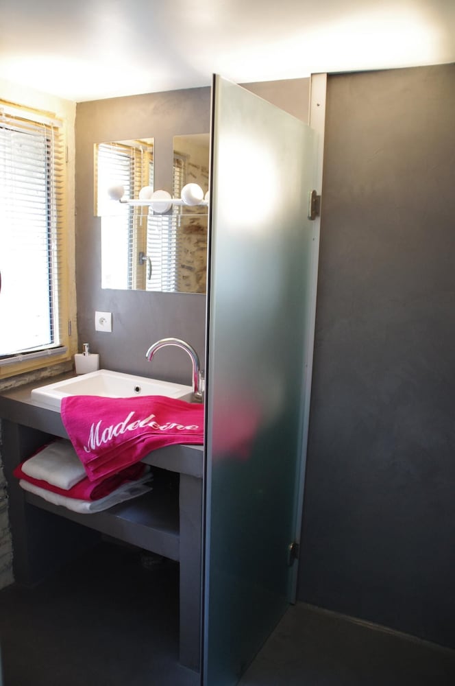 Comfort Triple Room, Private Bathroom, Garden View (MADELEINE) photo 3