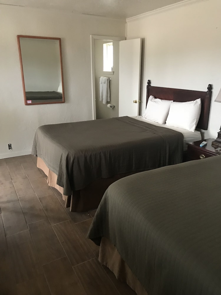 Basic Double Room, 2 Queen Beds, Non Smoking photo 1
