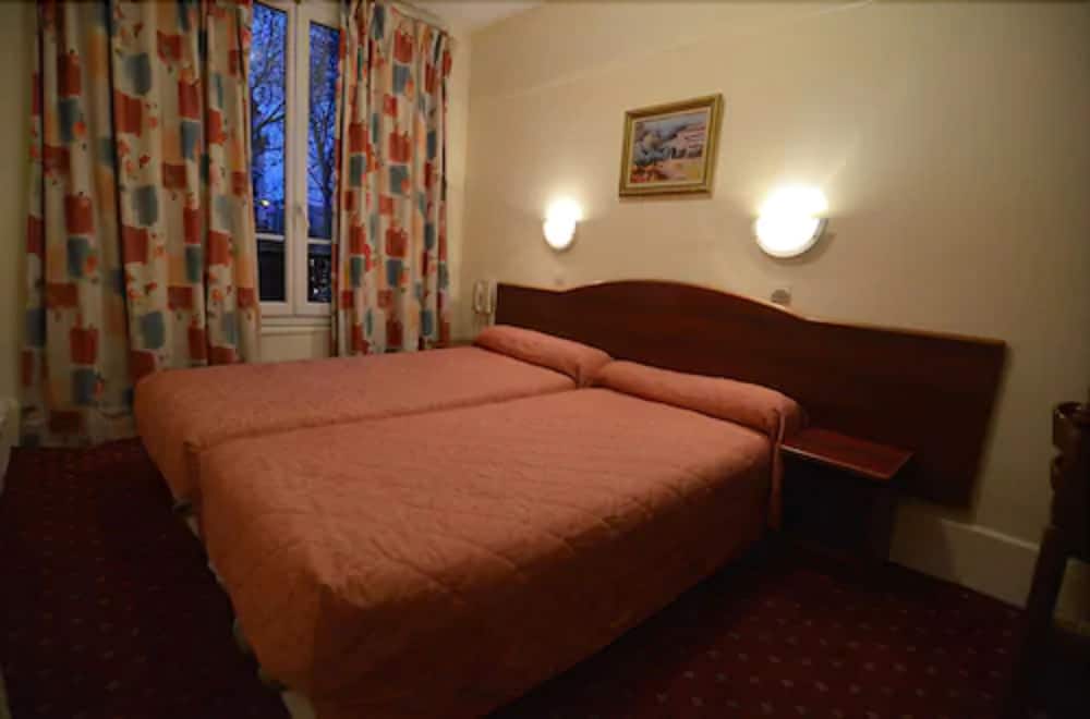 Twin Room, 2 Twin Beds, Shared Bathroom photo 1