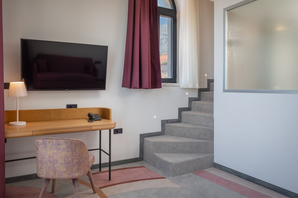 Gallery Quadruple Room