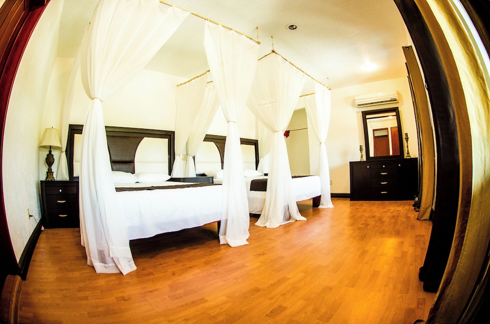 Family Quadruple Room (Partial Lagoon View) photo 1