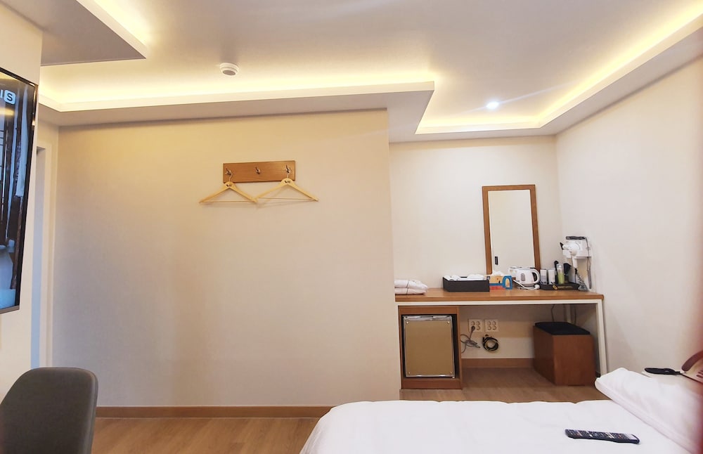 Standard Room, 1 King Bed photo 3