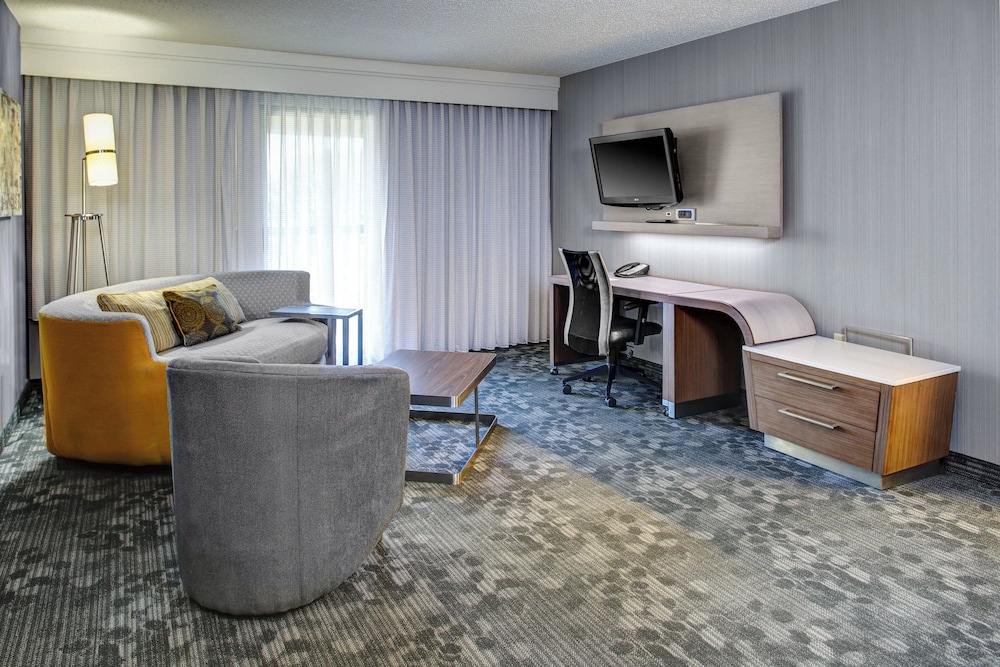 Executive Suite, 1 Queen Bed with Sofa bed (Mobility/Hearing Accessible, Tub) photo 3