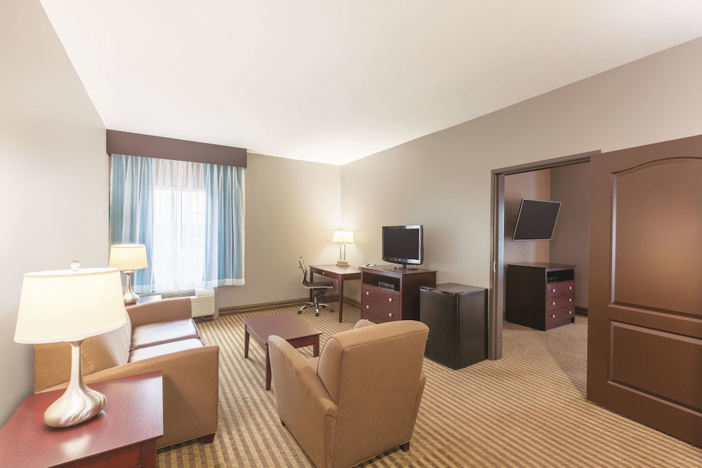 Deluxe Suite, 1 King Bed, Non Smoking (Deluxe Family Suite) - Photo 1