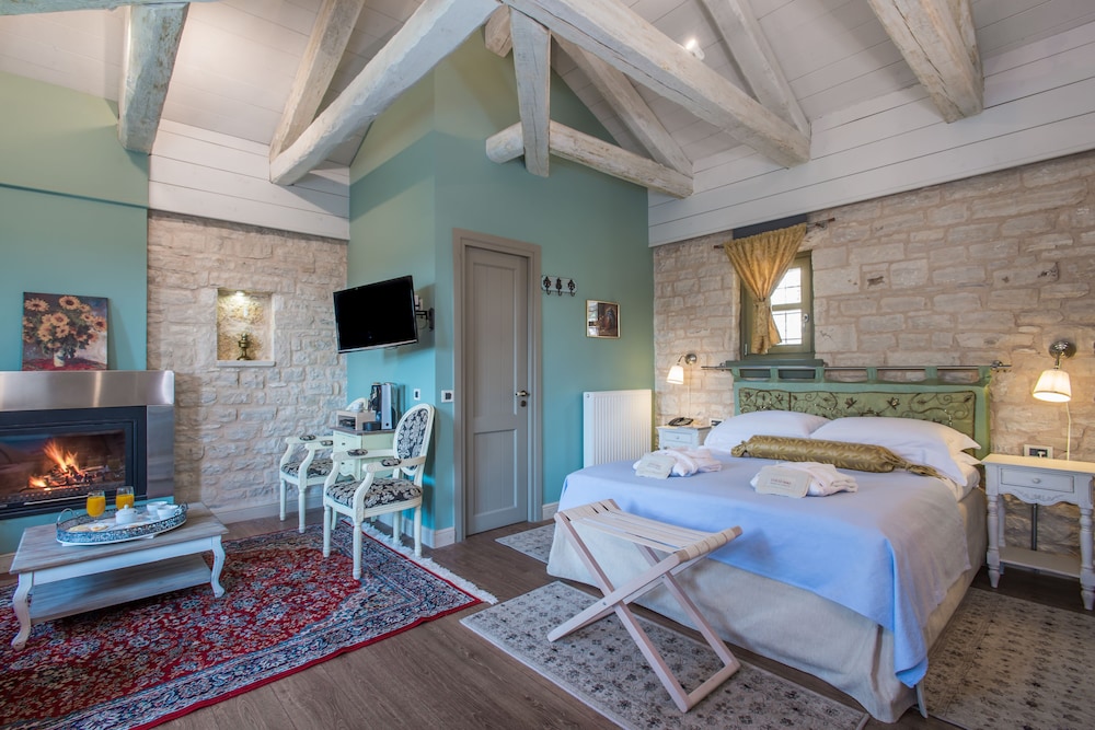 Bridal Suite with jacuzzi and fireplace photo 3