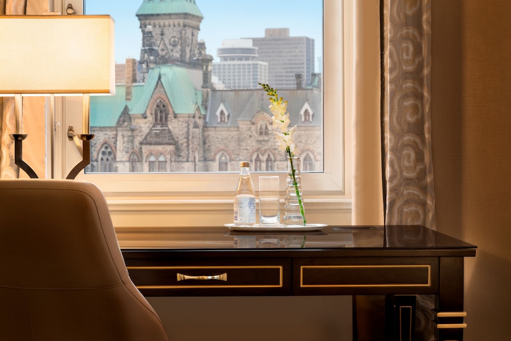 Fairmont Gold, Suite, 1 King Bed - Photo 3