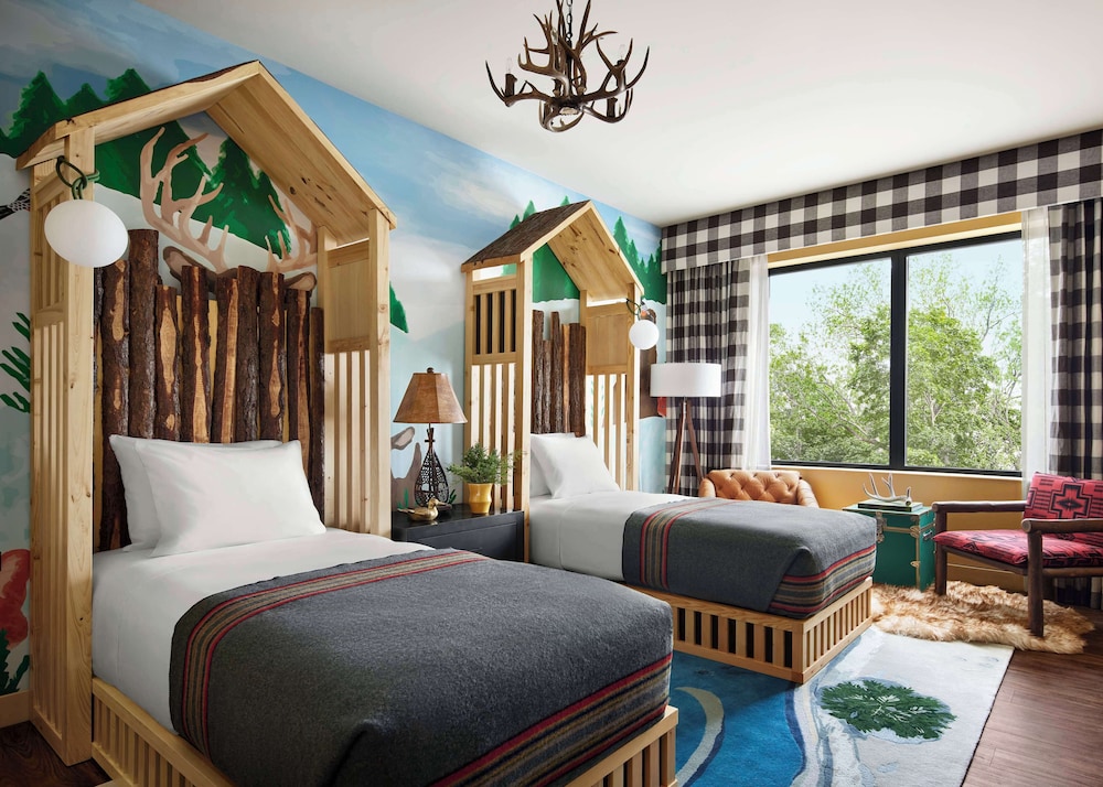 Family Room, 1 King Bed (Graduate)