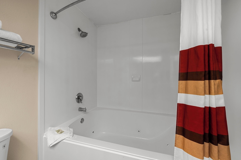 Suite, 1 King Bed, Non Smoking, Jetted Tub - Photo 6