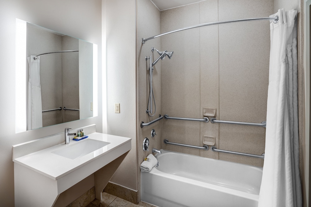 Standard Room, 1 King Bed, Accessible (Accessible Tub) - Photo 6