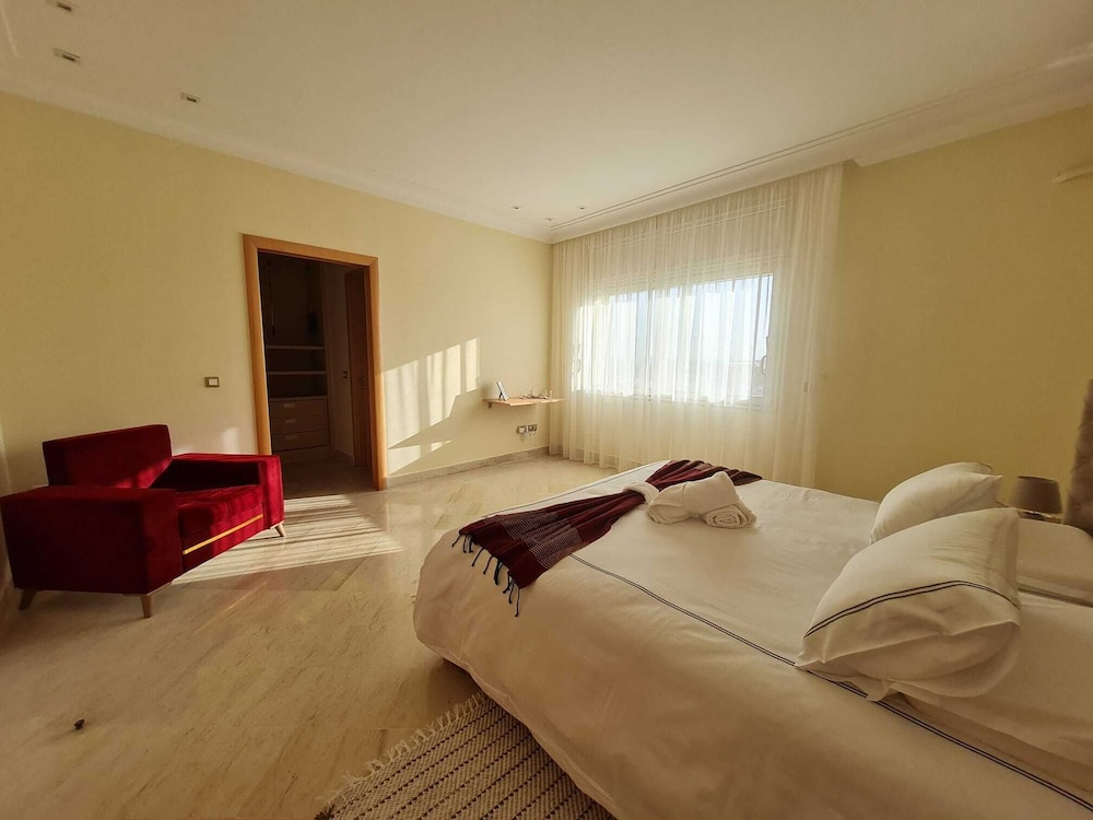 Deluxe Suite, 1 King Bed, Partial Lake View photo 1