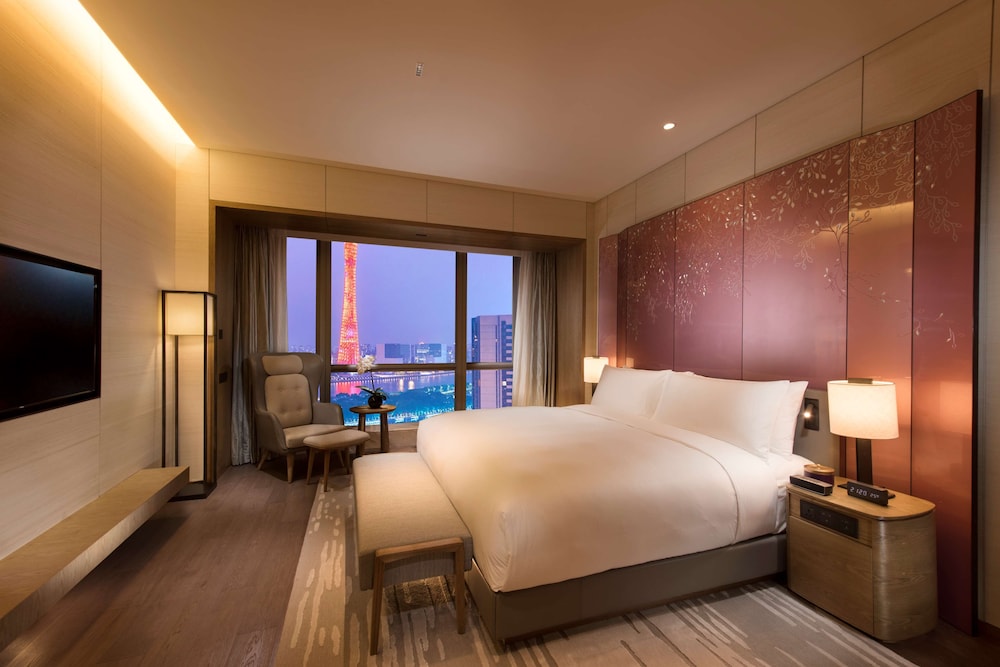 King Premier Suite Canton Tower River View
