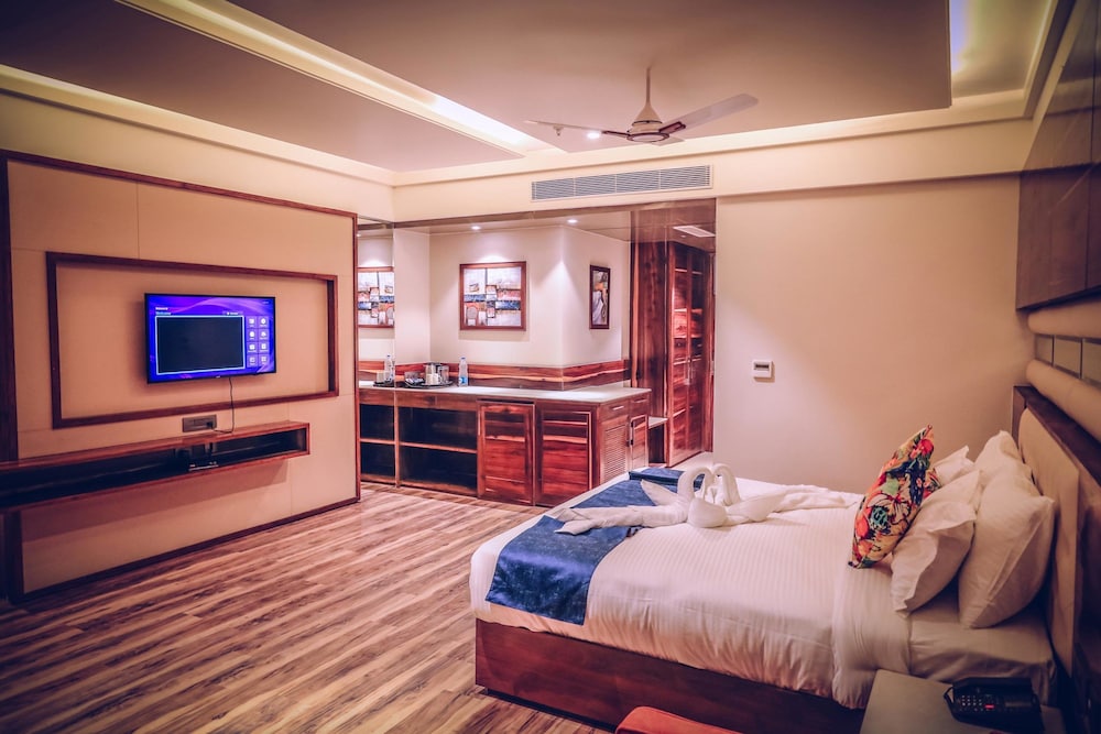 Club Room, 1 King Bed, Corner photo 1