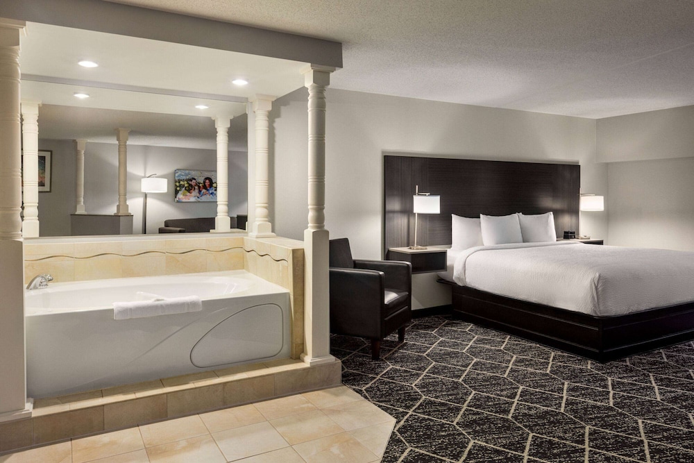 Studio Suite, 1 King Bed, Non Smoking - Photo 1