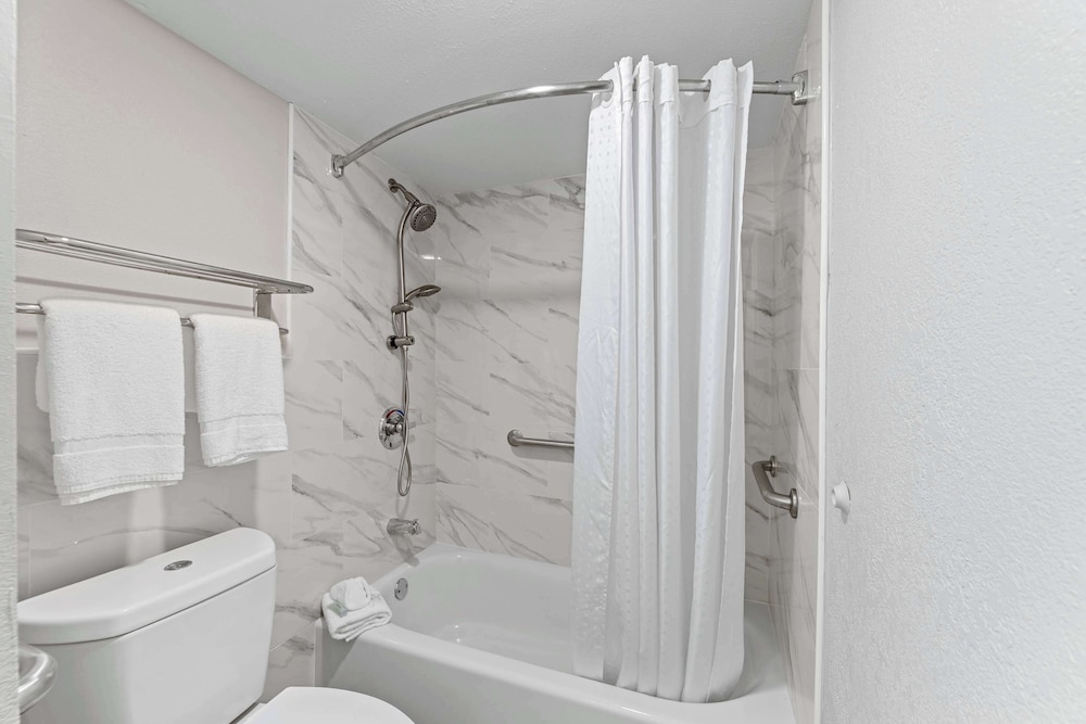 Deluxe Room, 2 Double Beds, Smoking - Photo 6