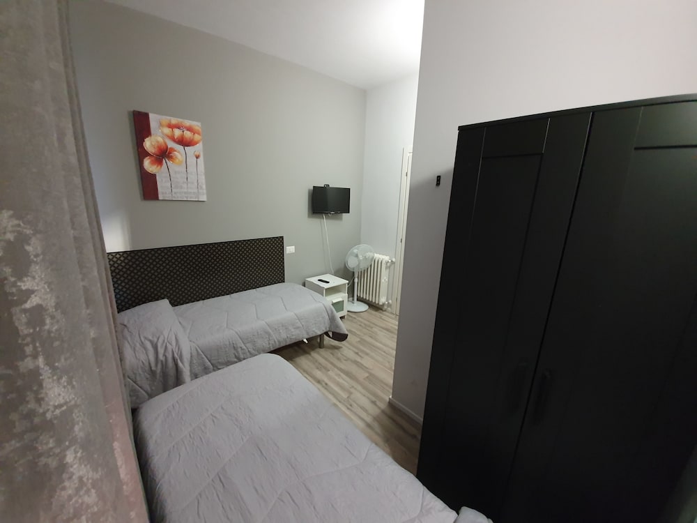 Twin Room - Photo 9