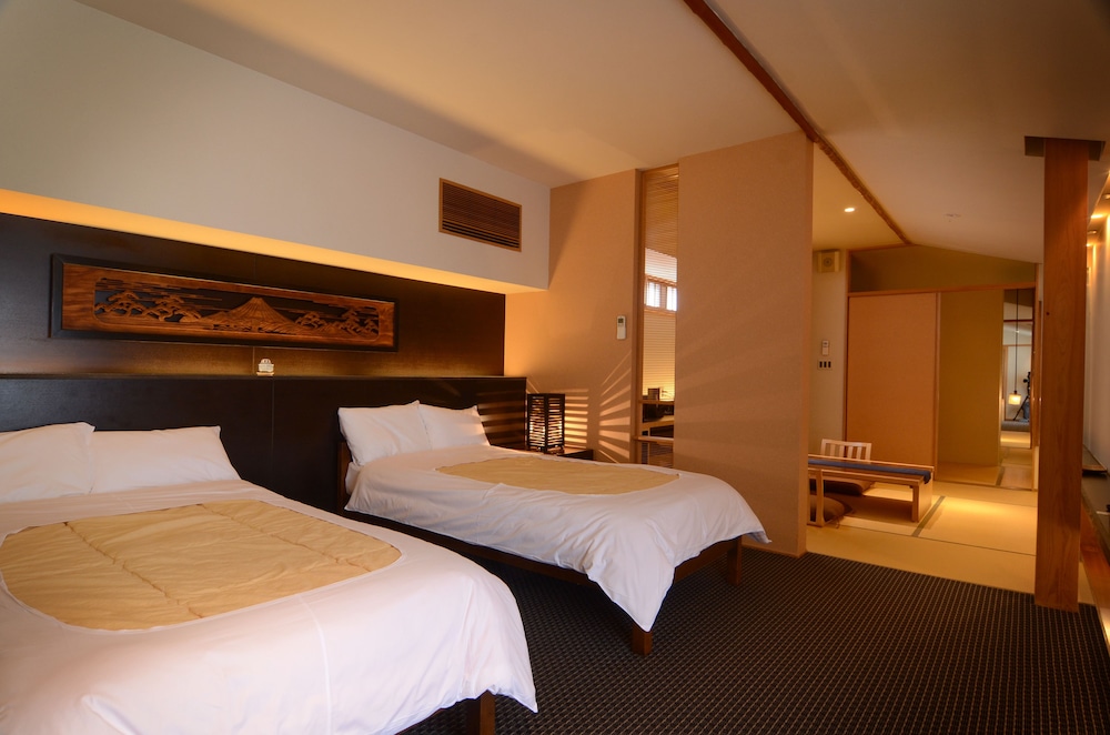 Twin Room with Tatami Room (Deluxe) photo 2
