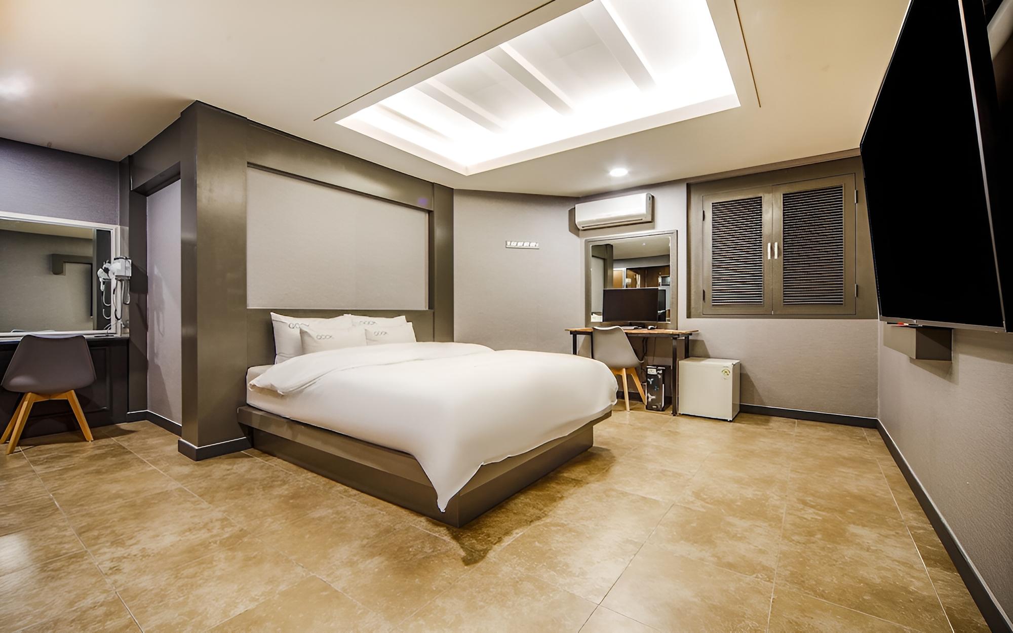 Room (Special Room B (Netflix 75inch TV Air) photo 1