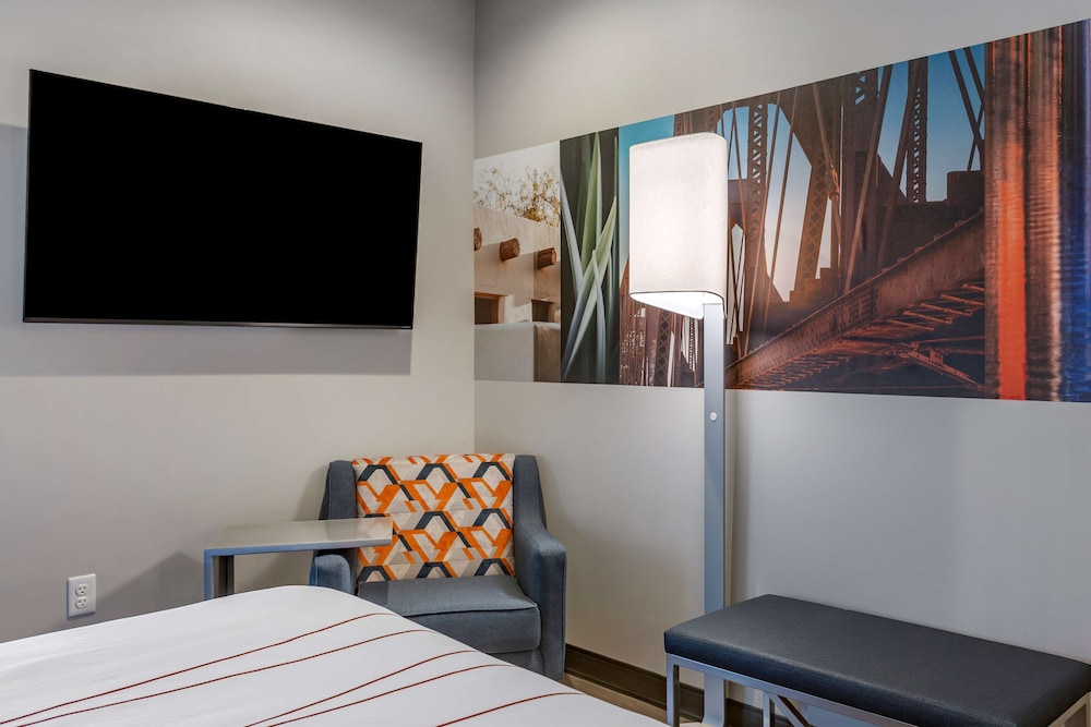 Standard Room, 1 King Bed, Non Smoking, Balcony (Larger Room) - Photo 5