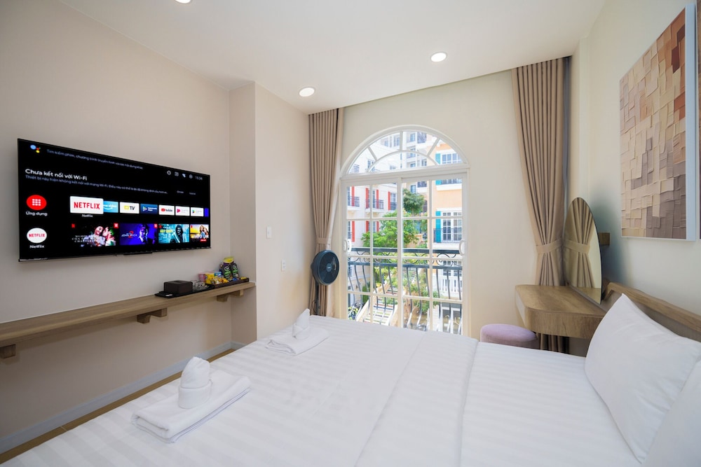 Deluxe Room, 1 King Bed, City View