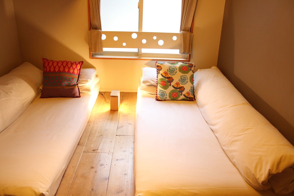 Twin Room with Extra Bed and Shared Show photo 2