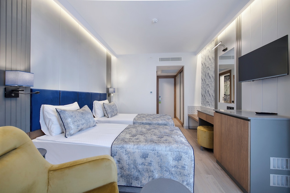 Standard Triple Room, Non Smoking thumbnail 5