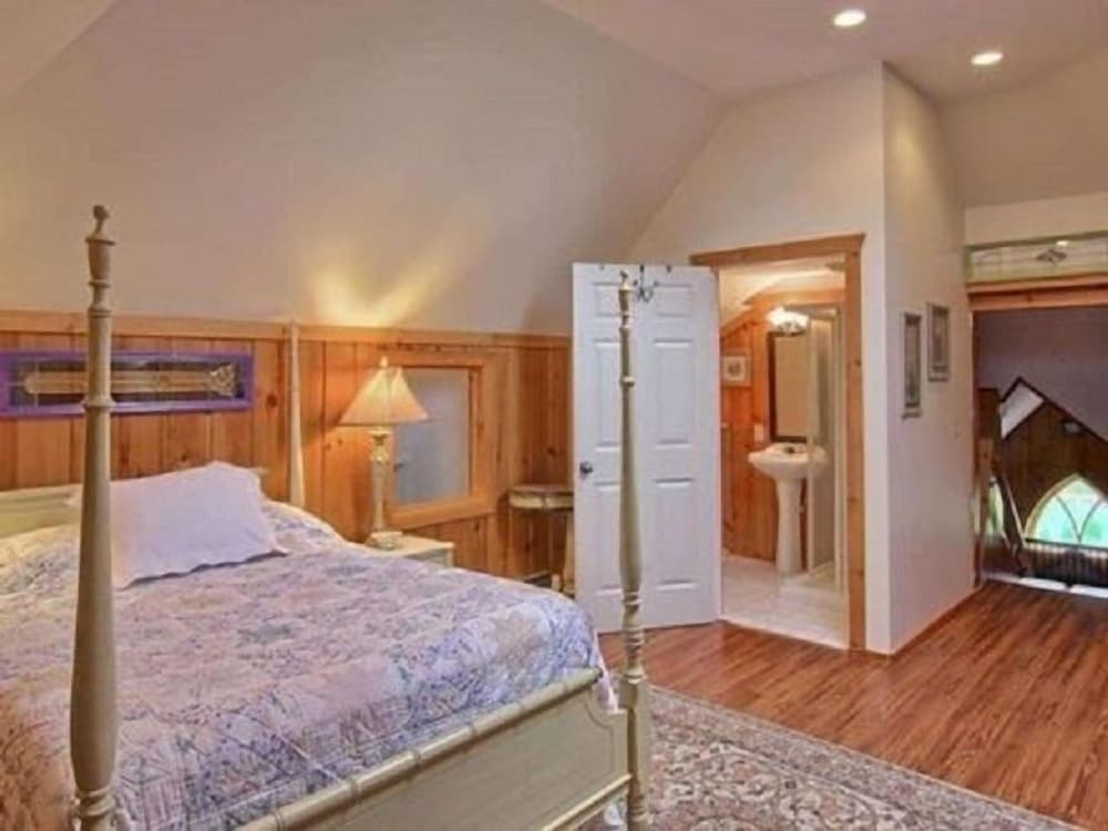Grand Room, 1 Queen Bed photo 1