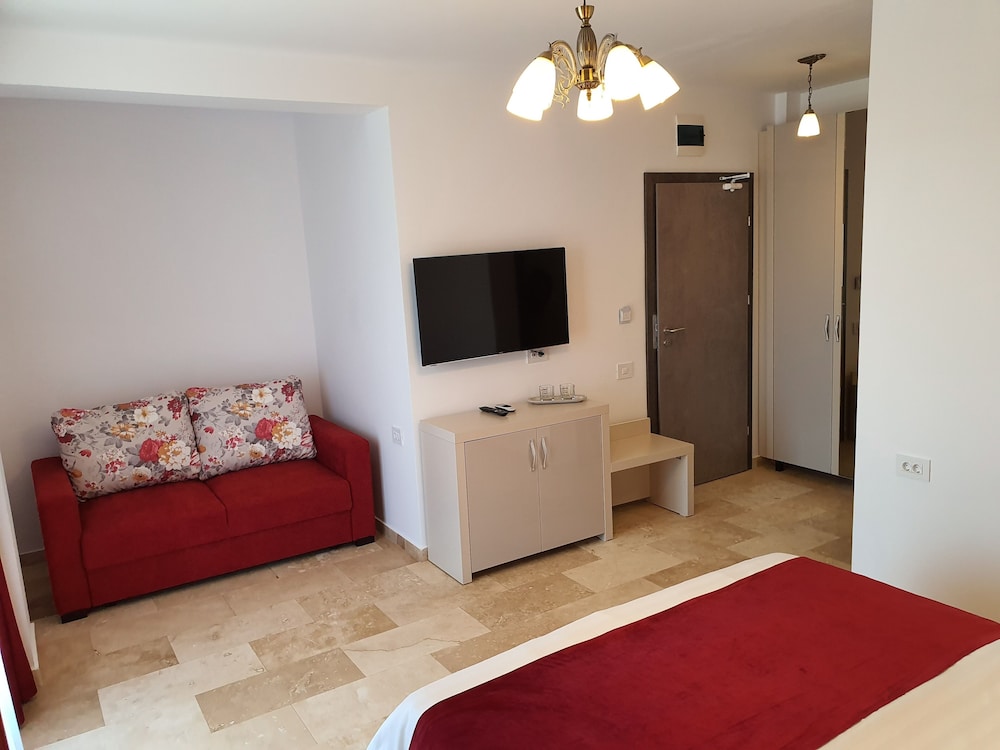 Comfort Quadruple Room, 1 Queen Bed with Sofa bed, City View photo 1