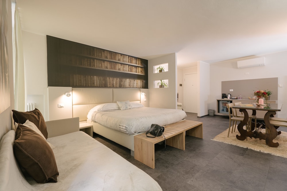 Deluxe Suite, 2 Bedrooms, Annex Building - Photo 1