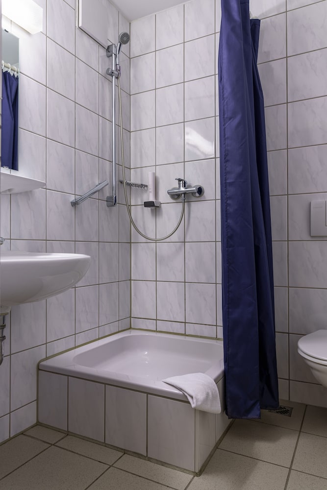 Basic Triple Room photo 3