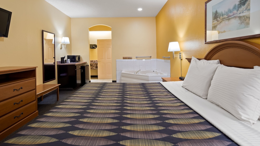 Suite, 1 King Bed, Non Smoking, Jetted Tub photo 2